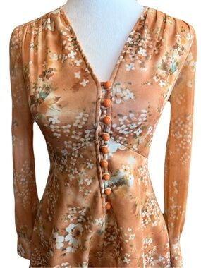 Vintage Women's Floral V-Neck Button Front dress in Peach